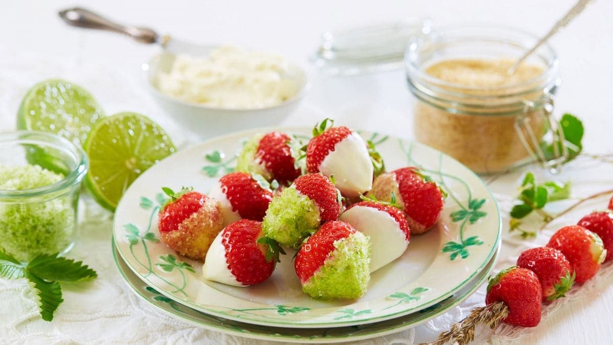 Jordbær dyppet i kremost og sukker