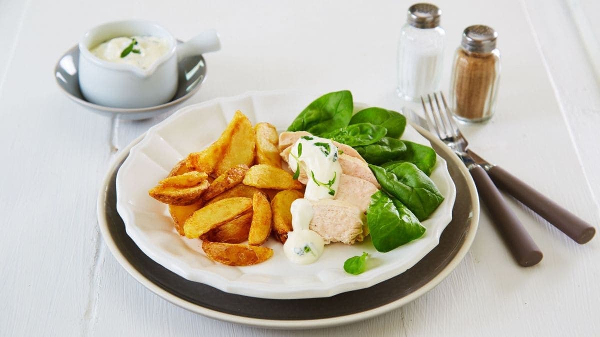 Next ImageLettsaltet kyllingfilet med estragonsaus