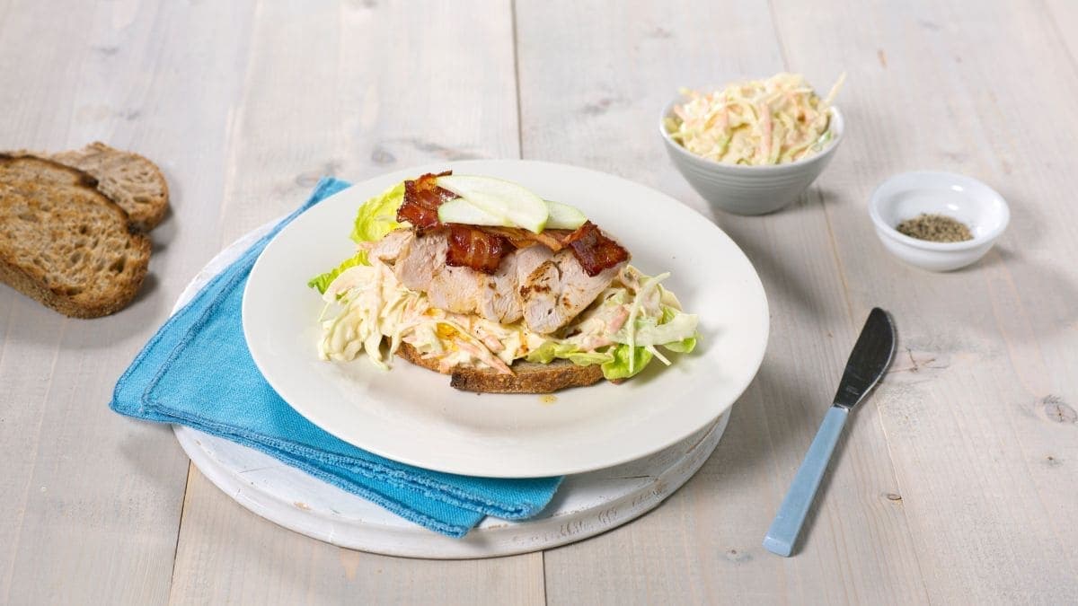 Kyllingsandwich med kremet eple- og kålsalat
