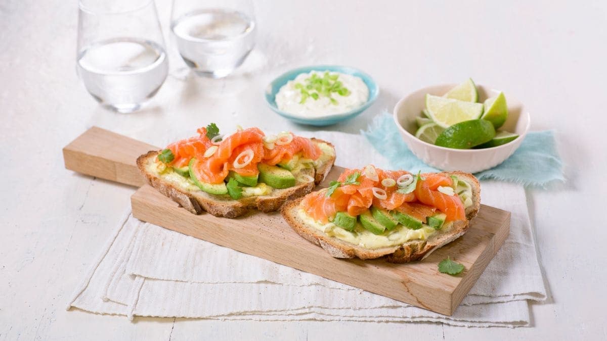Toast med crème fraîche og laks