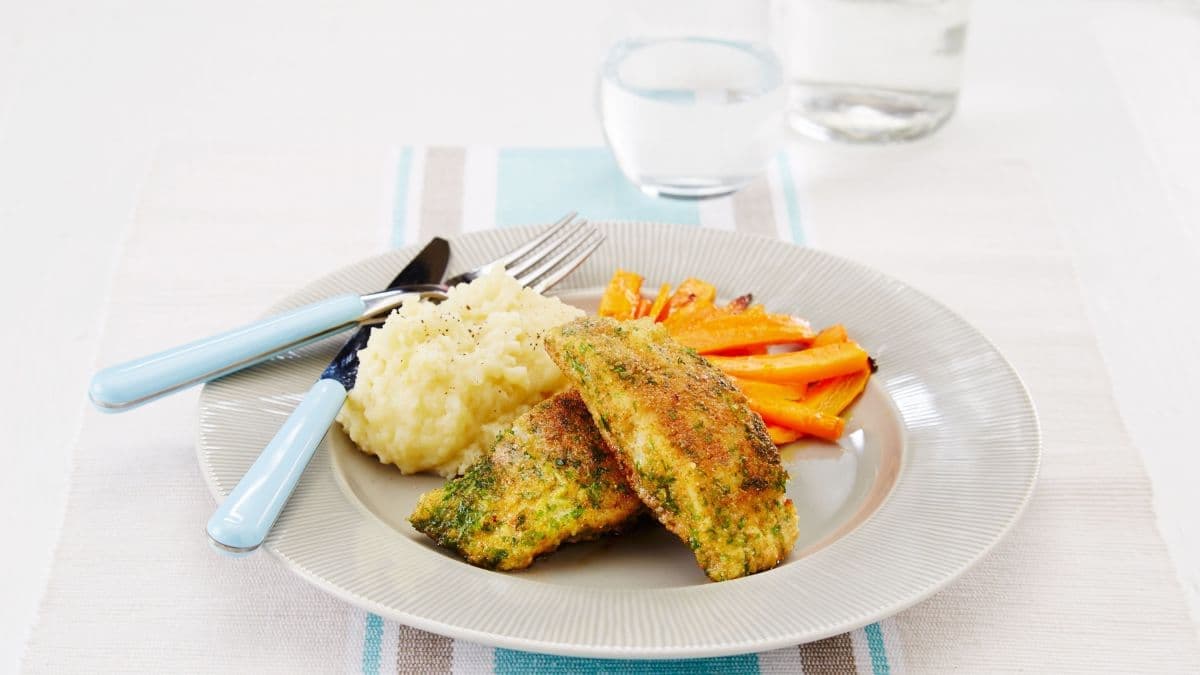 Urtepanert sei med potetmos og ovnsbakte gulrøtter