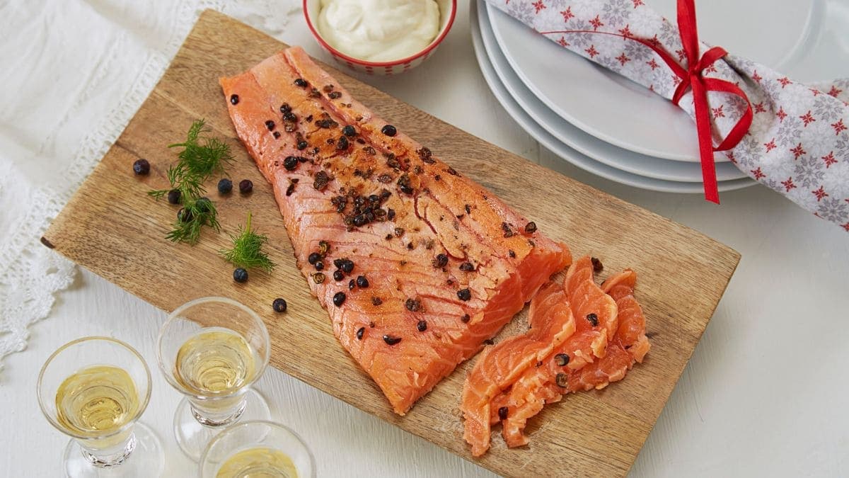 Lettgravet laks med einebær