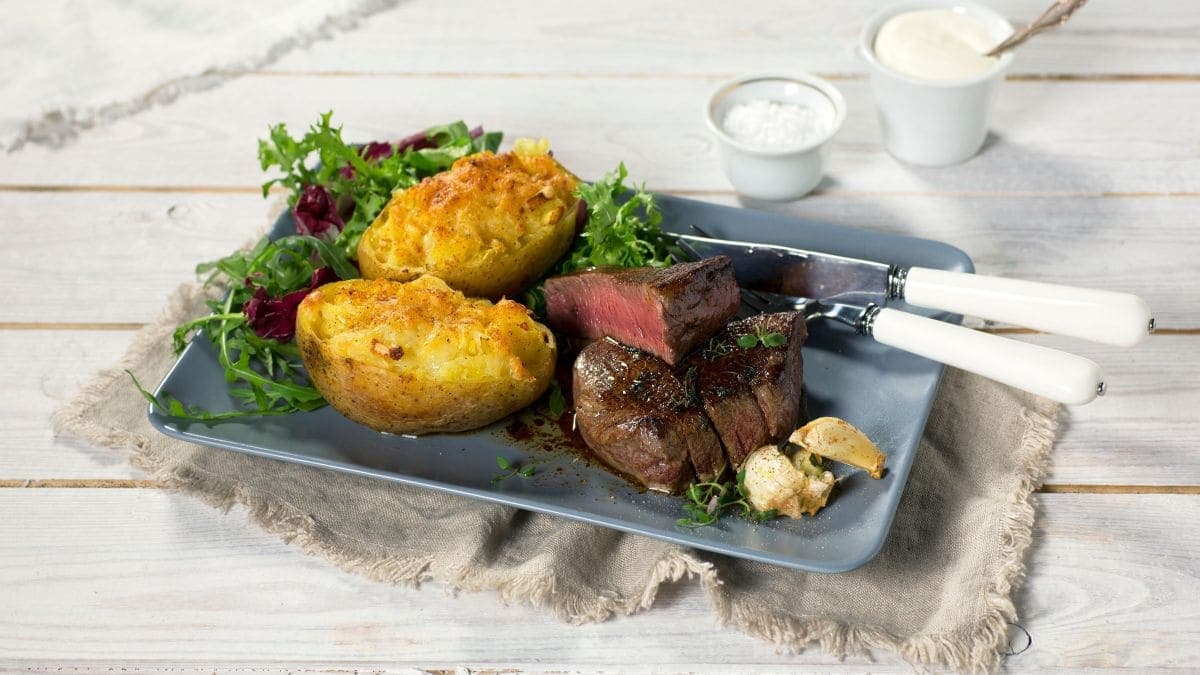 Biff med fylte bakte poteter