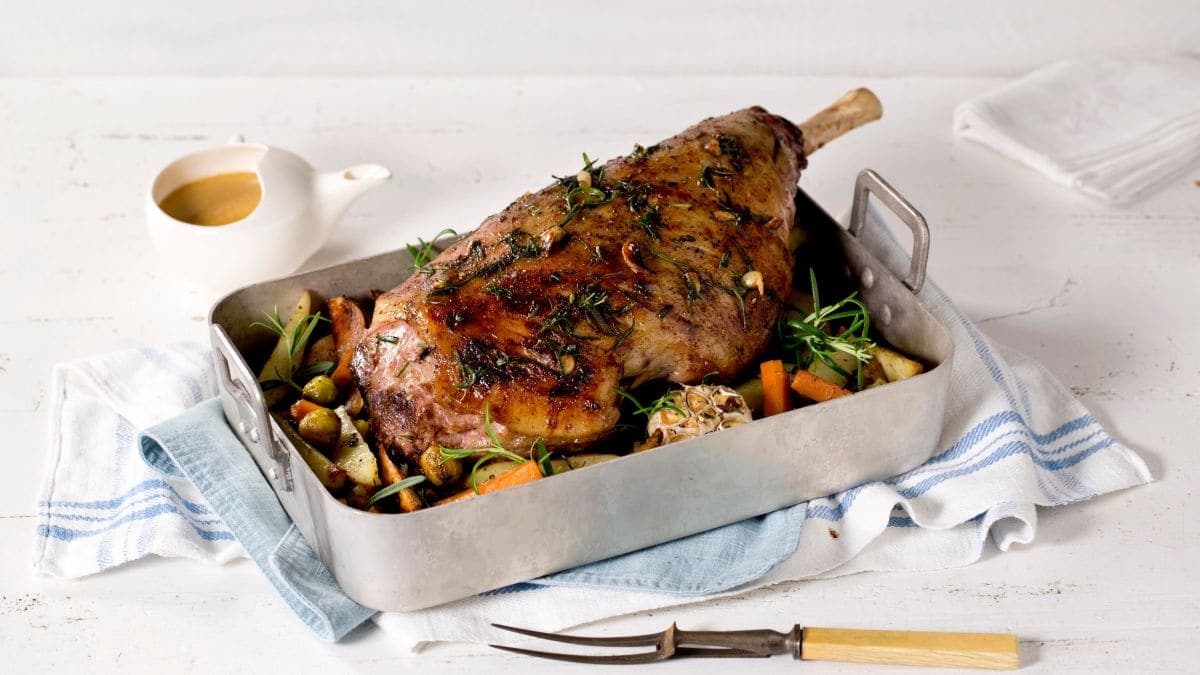 Helstekt lammelår med ovnsbakte grønnsaker