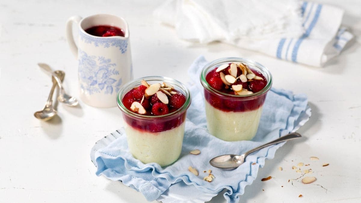 Semulepudding med mandler og bringebærsaus