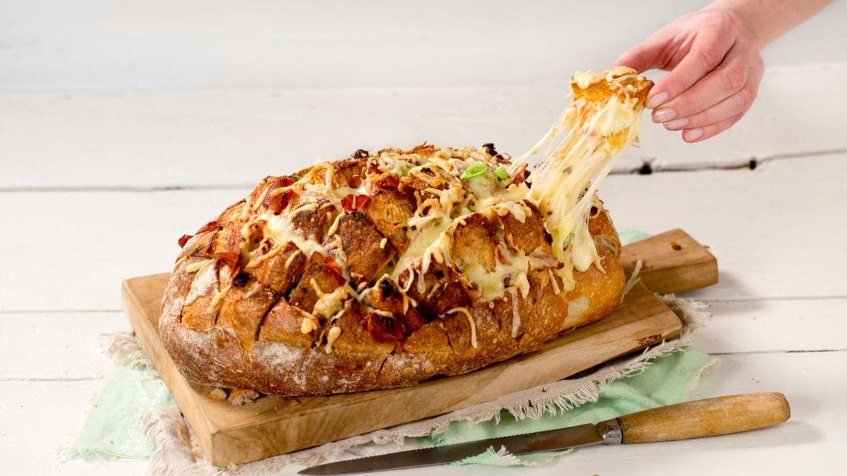 Ostefylt brød med skinke og soltørket tomat