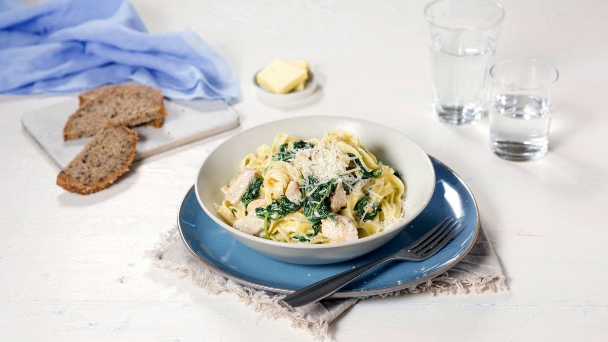 Spagetti med kylling og spinat i ostesaus