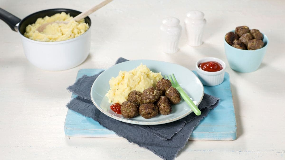 Next ImageKjøttboller og potetmos