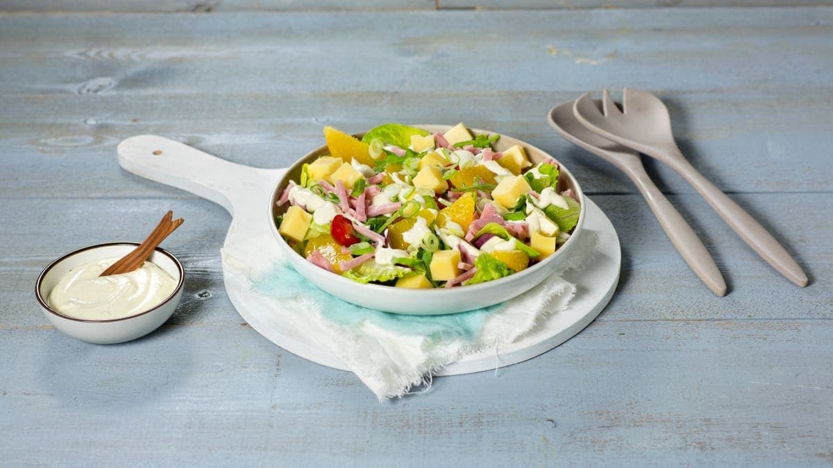 Salat med ost og skinke