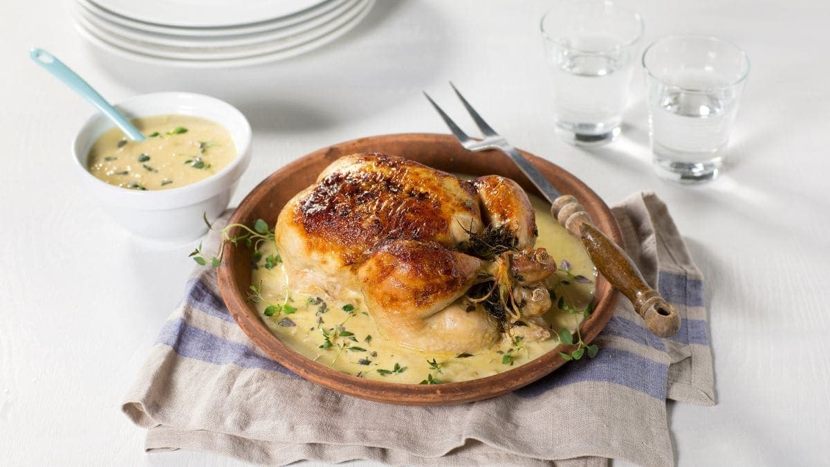 Next ImageHelstekt kylling med kremet saus
