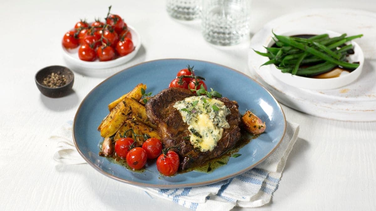 Entrecôte med blåmuggost og ovnsbakte potetbåter