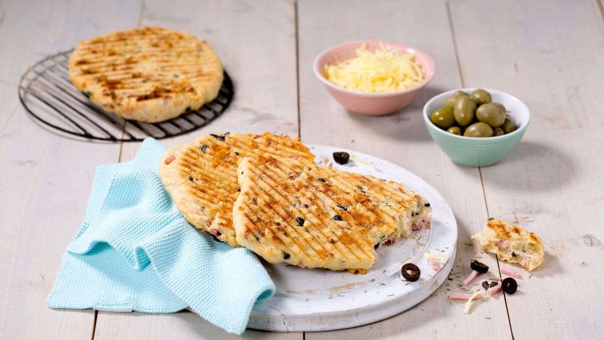 Grillet focaccia med ost og skinke
