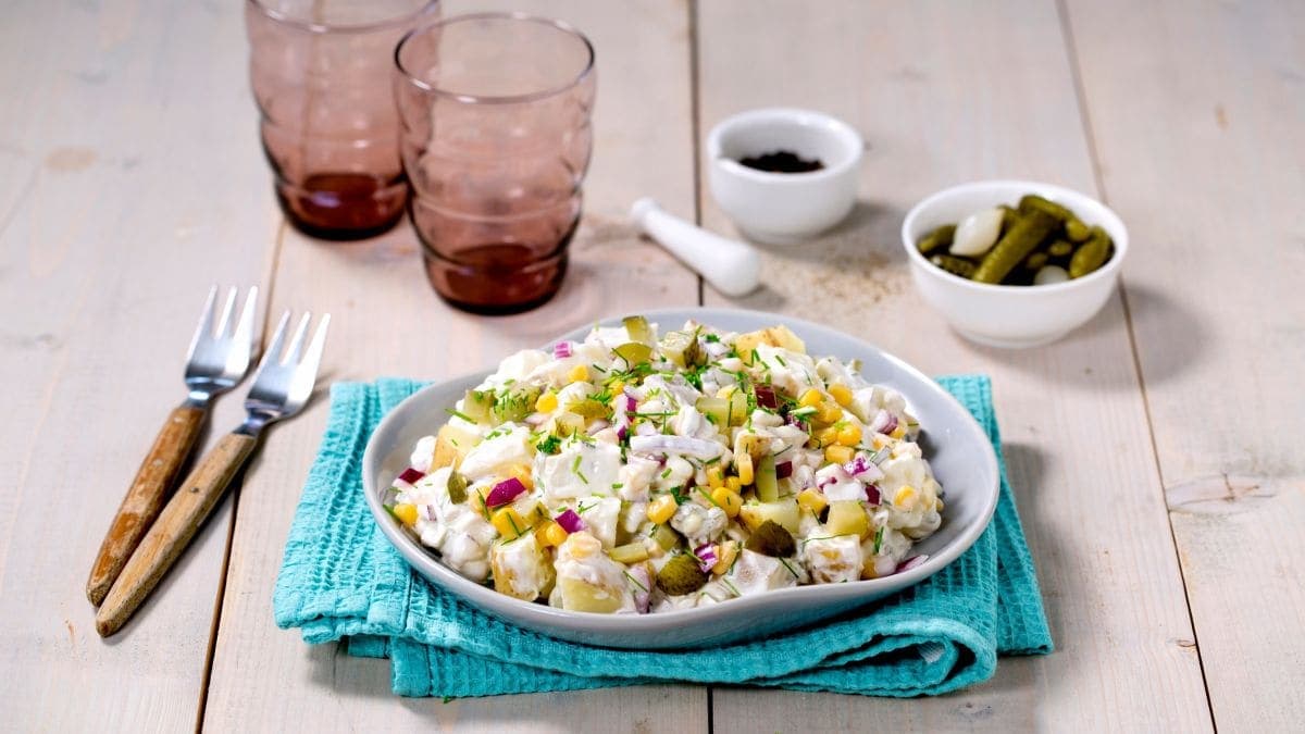Lettere potetsalat med mais