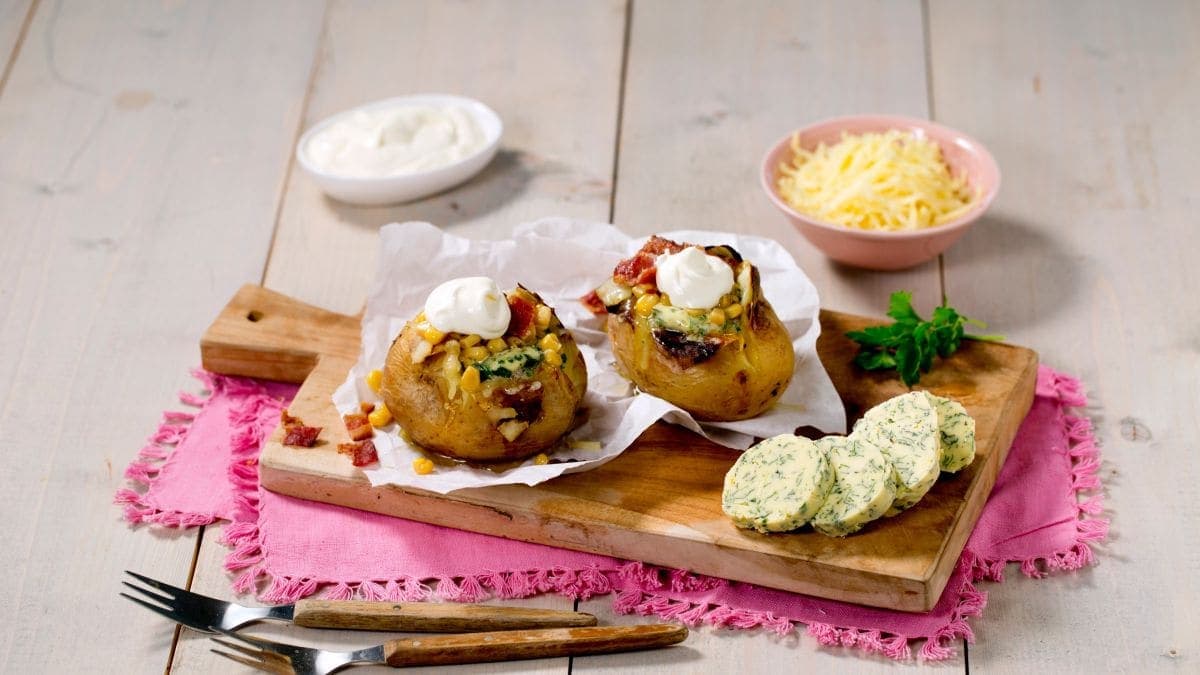 Grillet potet med urtesmør og bacontopping