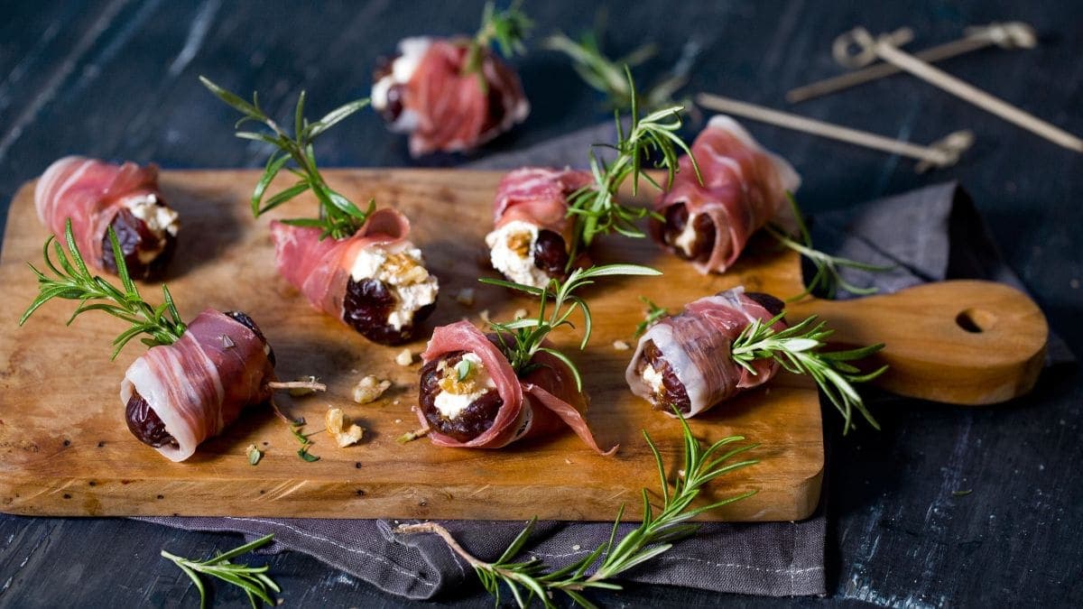 Chevrefylte dadler rullet med spekeskinke