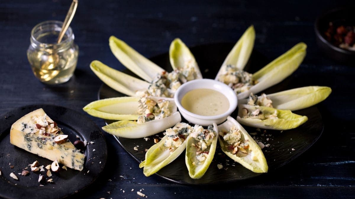 Endive med blåmuggost, nøtter og honning