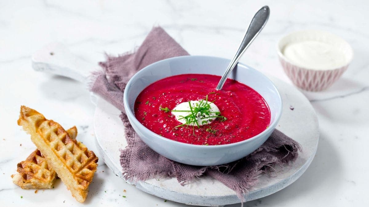 Rødbetsuppe og varmt ostesmørbrød