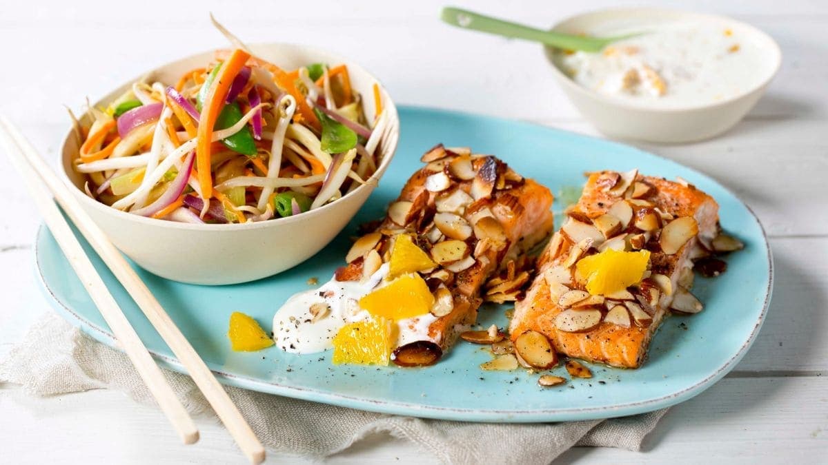 Laks med kanel, mandler og appelsindressing