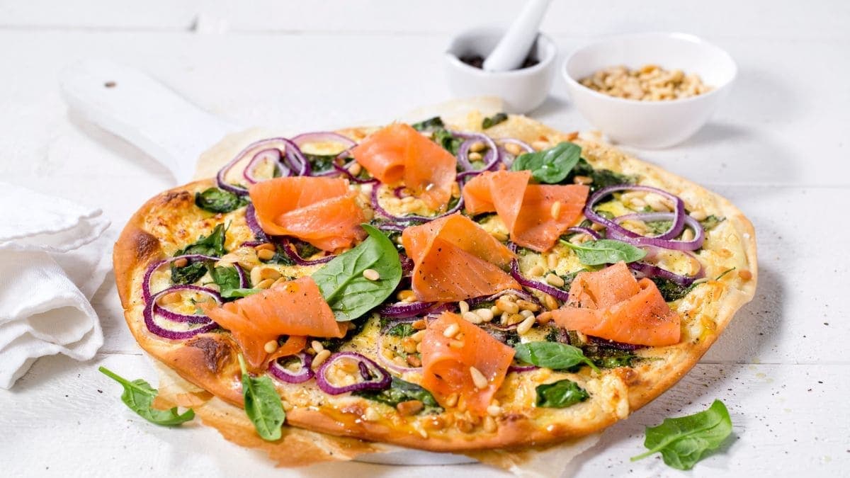 Pizza med spinat og laks