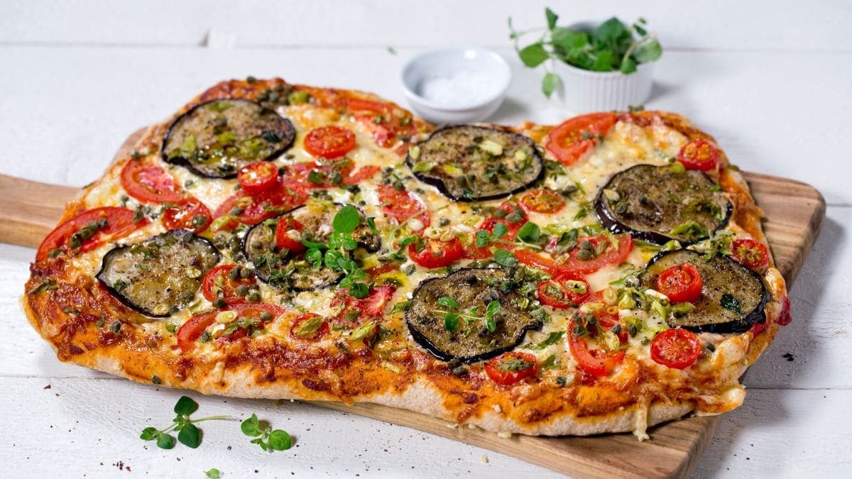 Vegetarpizza med vårløk og aubergine