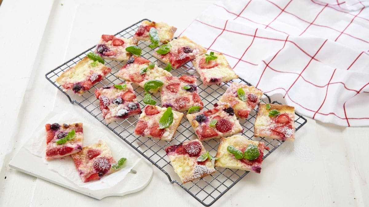 Prima pizza med bær og hvit sjokolade