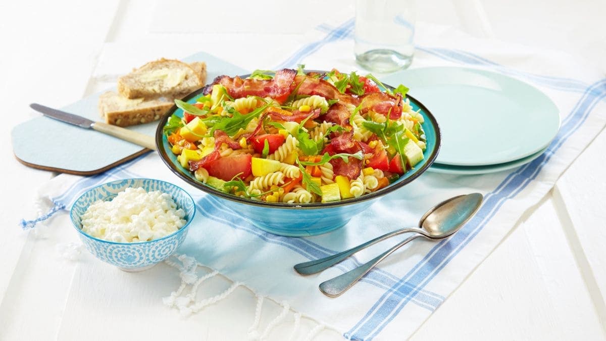 Pasta- og baconsalat med cottage cheese