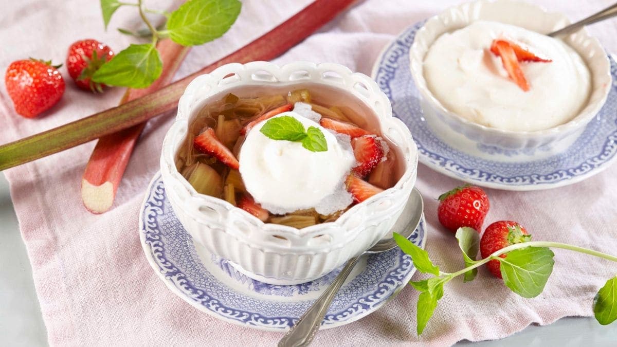 Rabarbrasuppe med krem