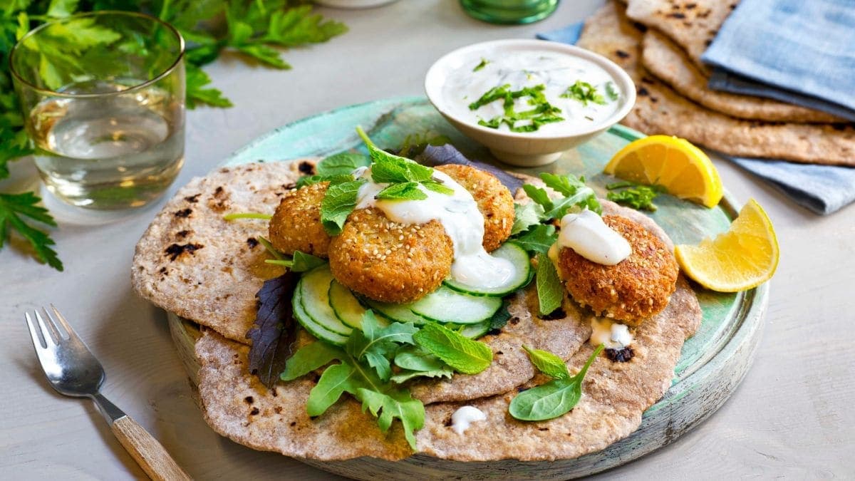 Hjemmelaget Falafel i chapati med yoghurtsaus
