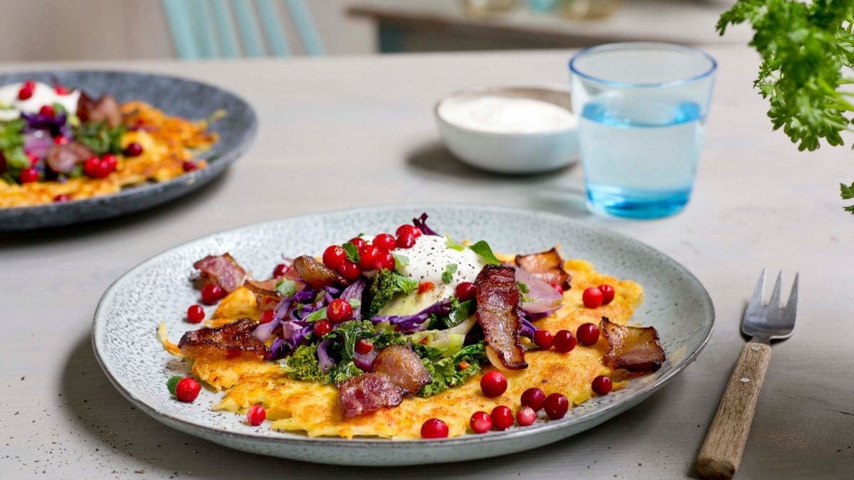 Potetpannekake med bacon, grønnsaker og rømme