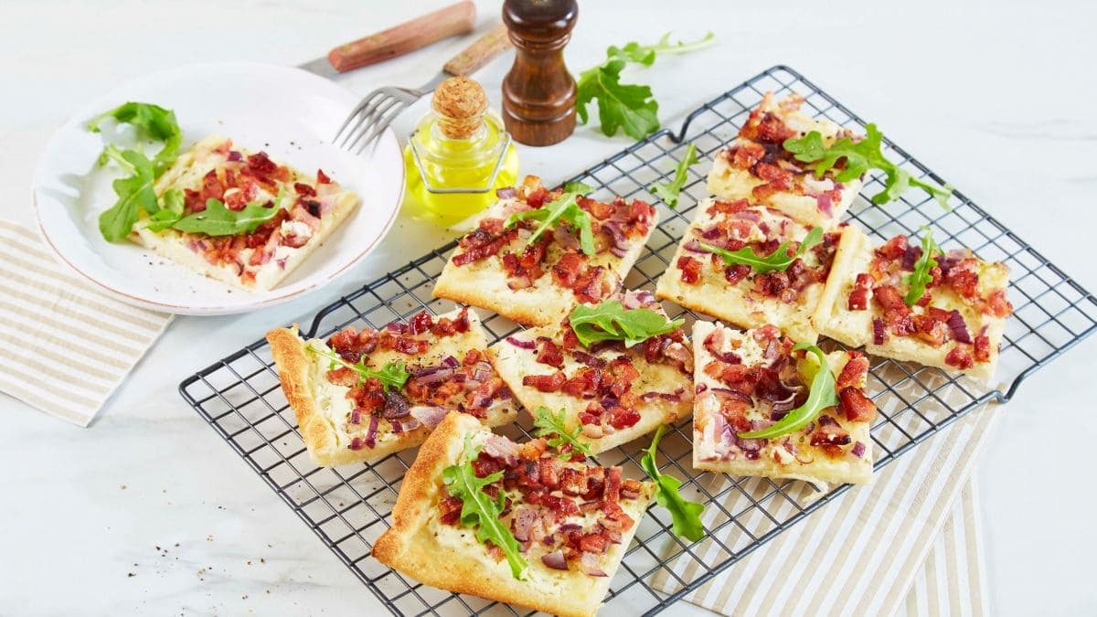 Pizza med Crème Fraîche og bacon