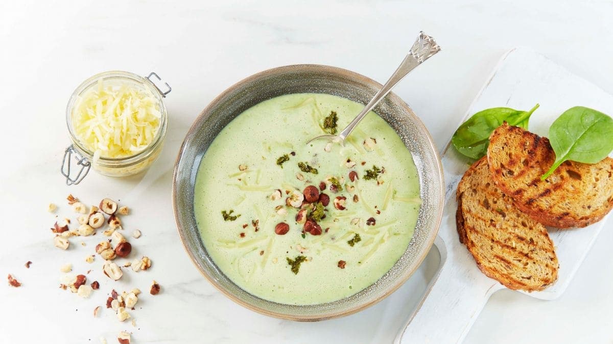 Spinat- og ostesuppe