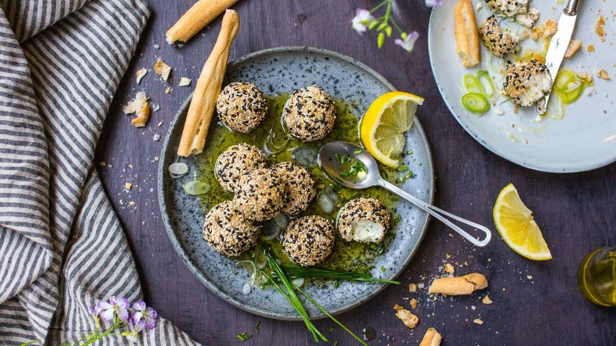 Next ImageCheese balls med sesamfrø