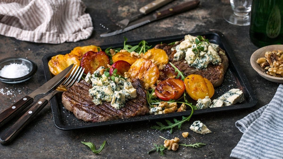 Biff med blåmuggost og plommesalat