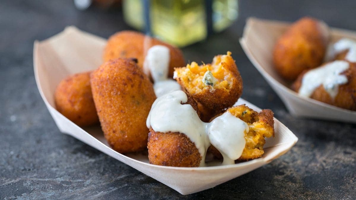 Søtpotet- og cheddartots med blåostdipp