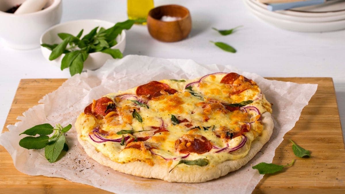 Hvit pizza med pepperoni
