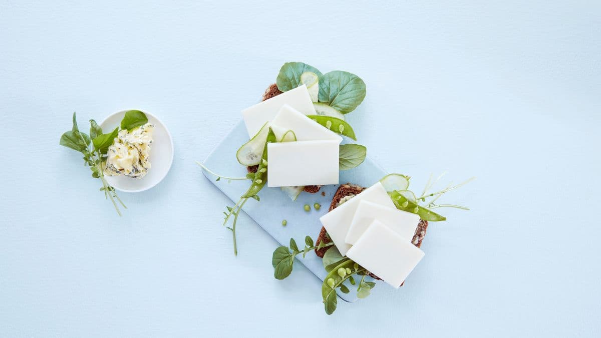 Rugbrød med hvit geitost og timiansmør
