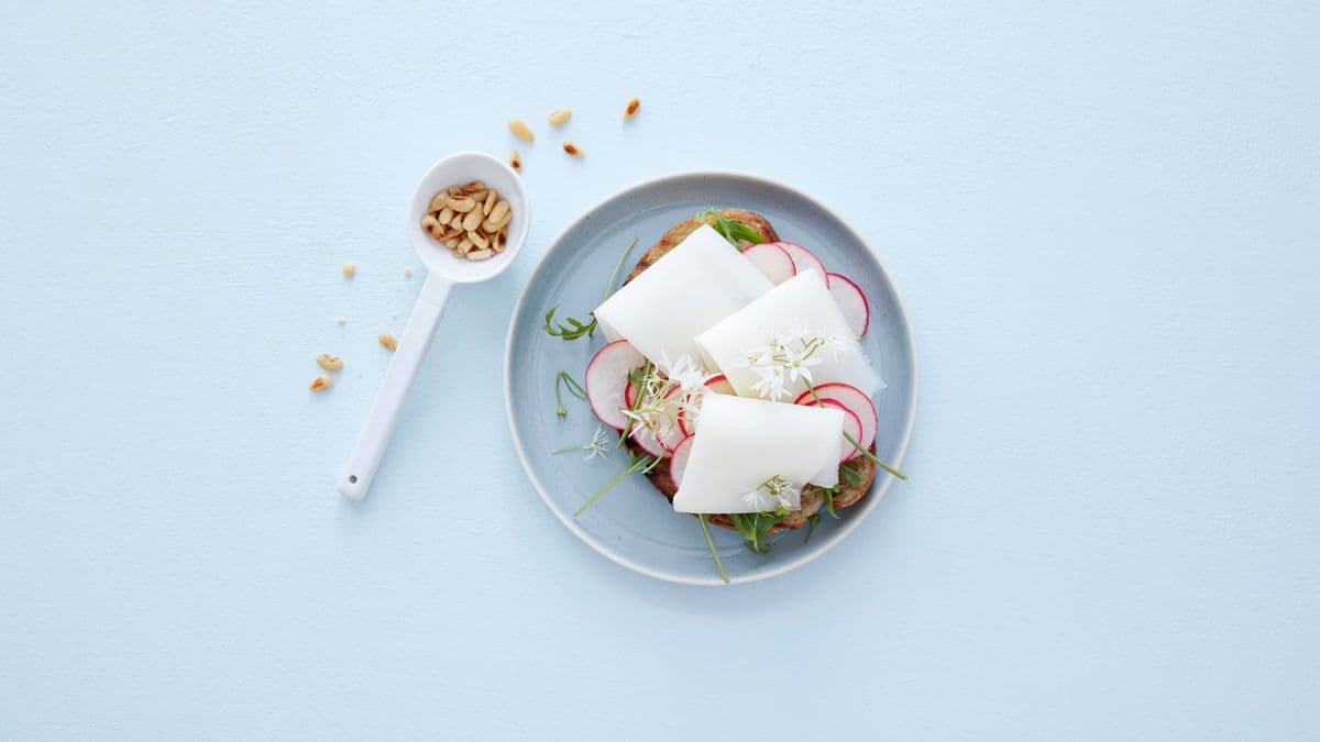 Landbrød med hvit geitost, reddikcarpaccio og miniurter