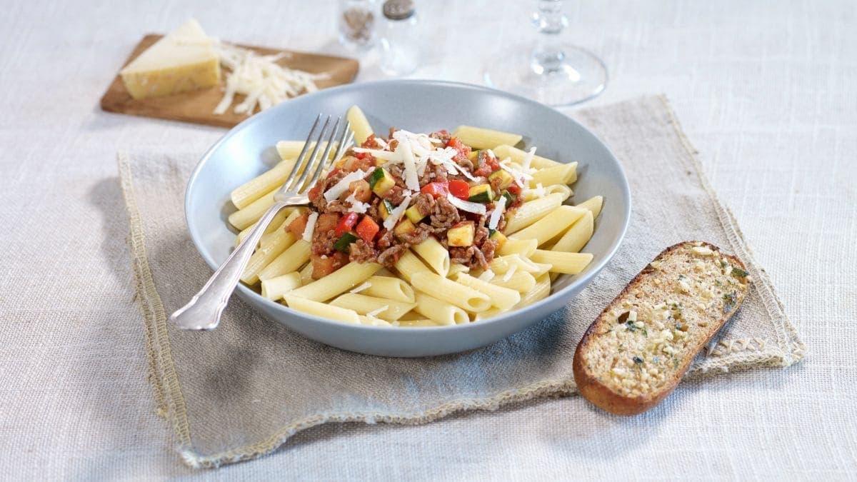 Aubergine- og squash bolognese med pennepasta