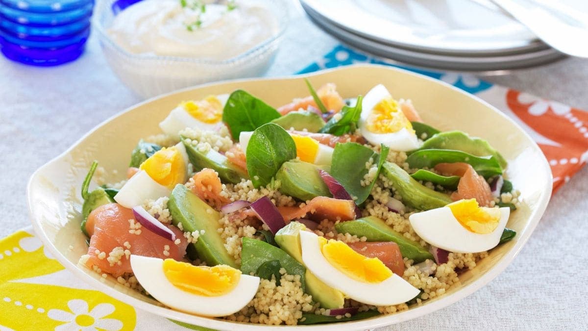 Lun laksesalat med spinat og couscous