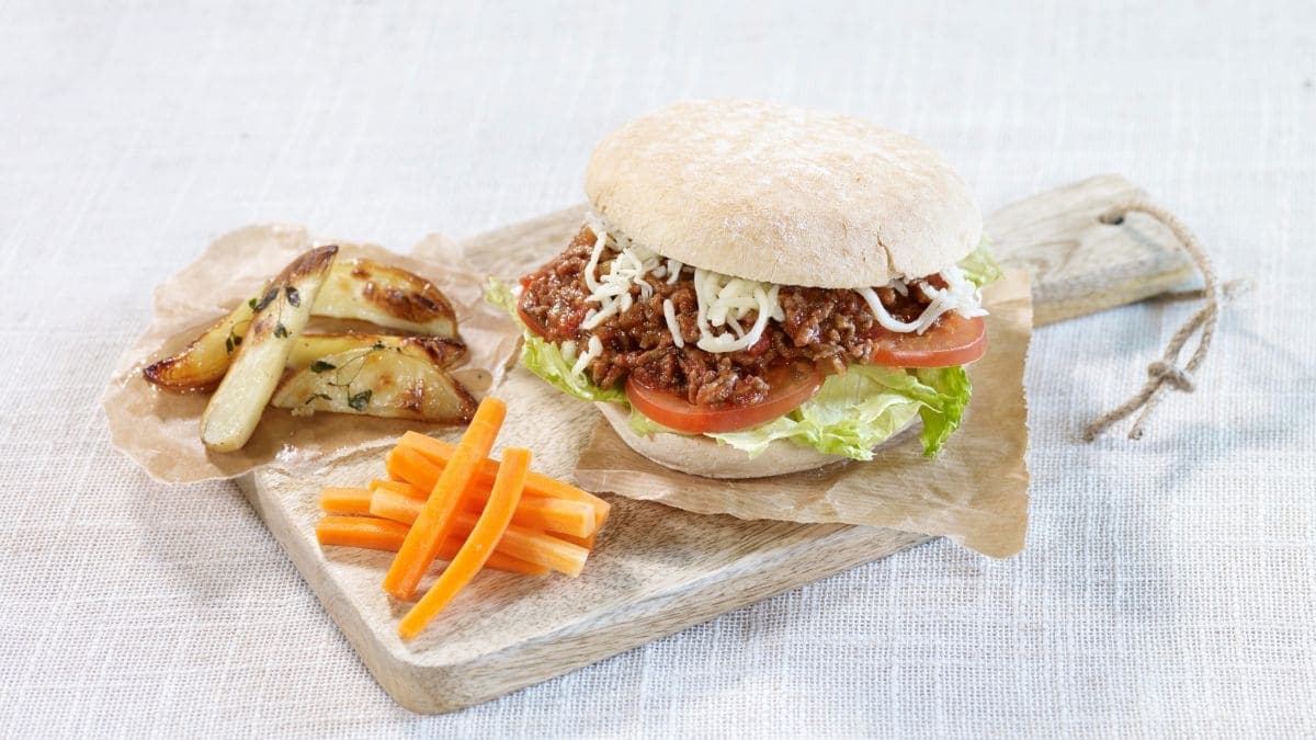 «Sloppy Joes» med grove hamburgerbrød og gulrotstaver