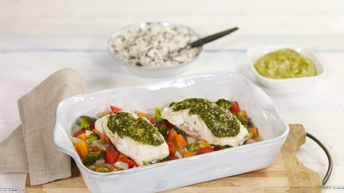 Ovnsbakt torsk med pesto og fargerike grønnsaker