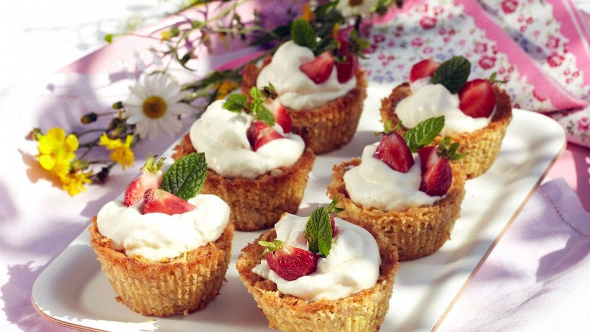 Next ImageHavremuffins med krem og jordbær