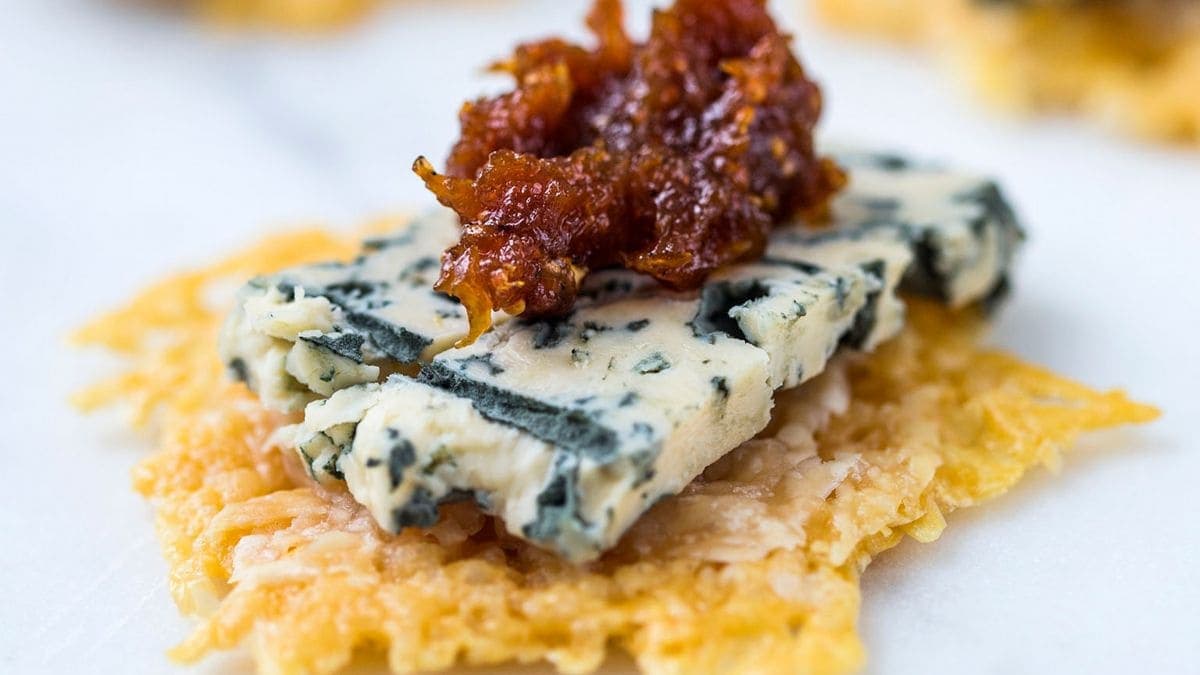 Dobbeltstekte ostechips med fikenmarmelade
