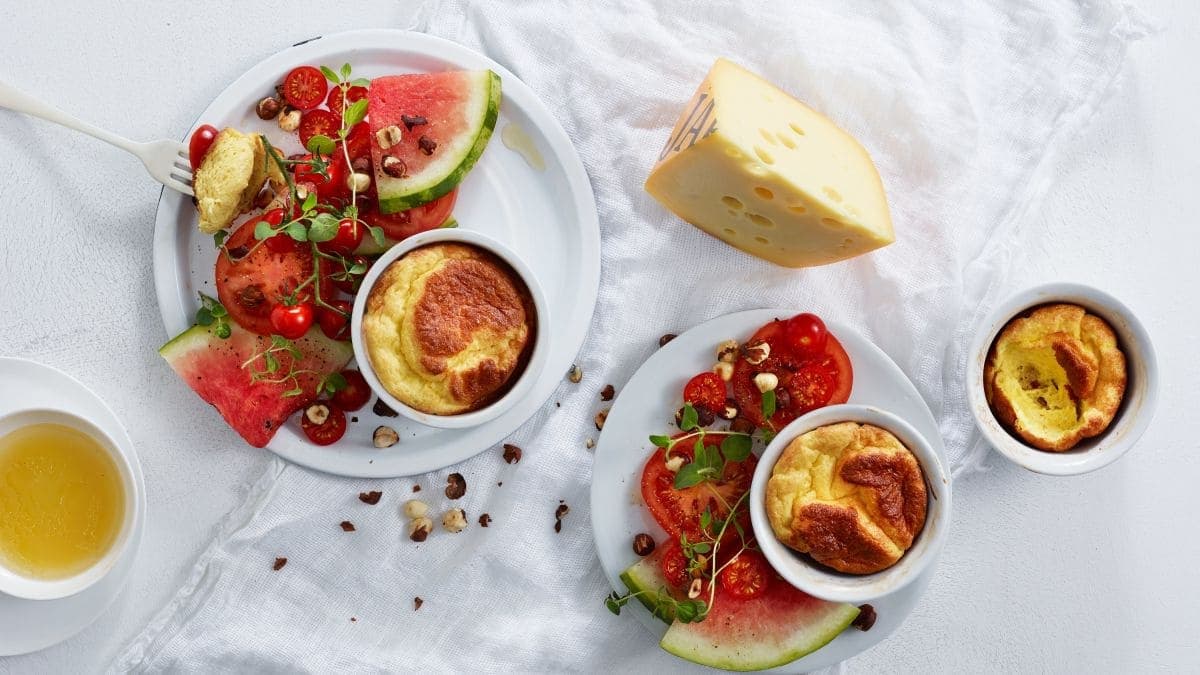 Next ImageOstesufflé med tomat og vannmelonsalat