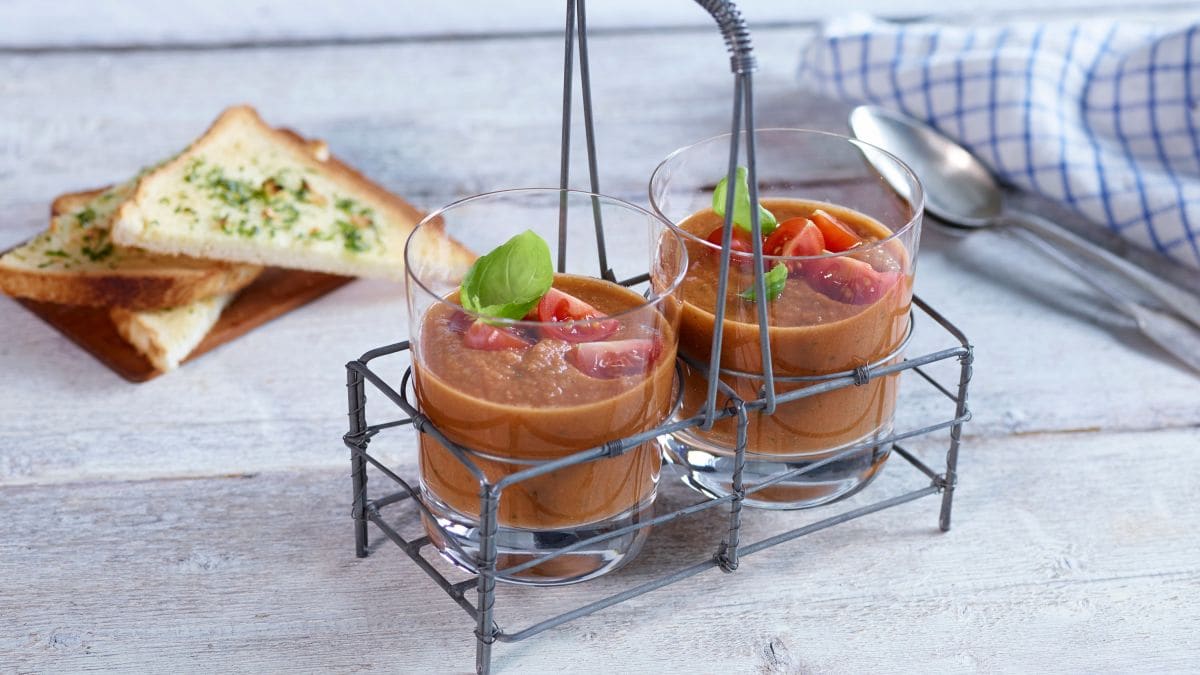 Enkel gazpacho med raske hvitløksbrød