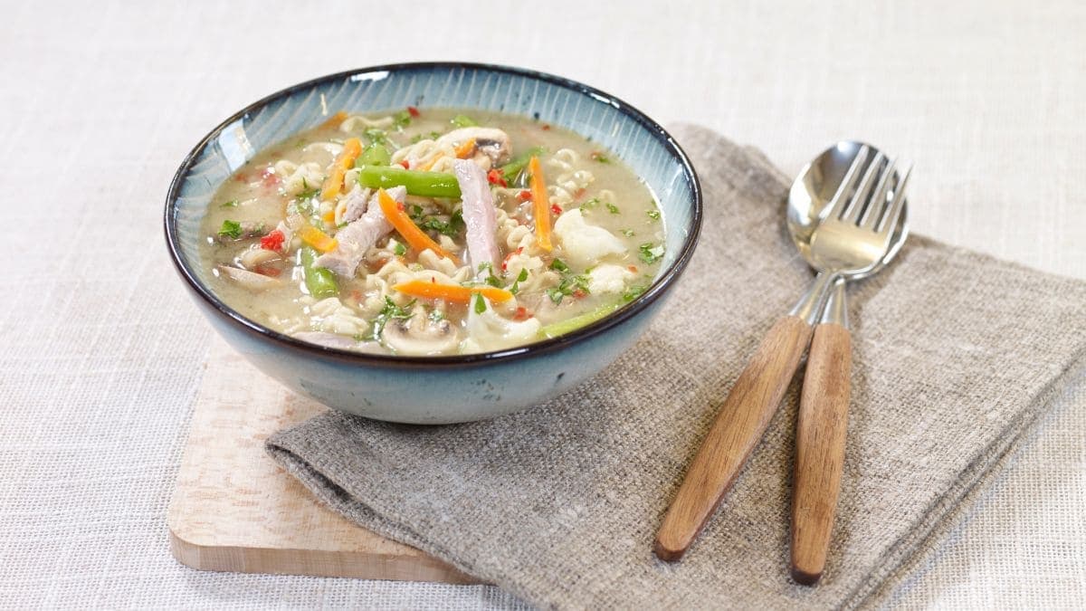 Nudelsuppe med strimlet svinekjøtt