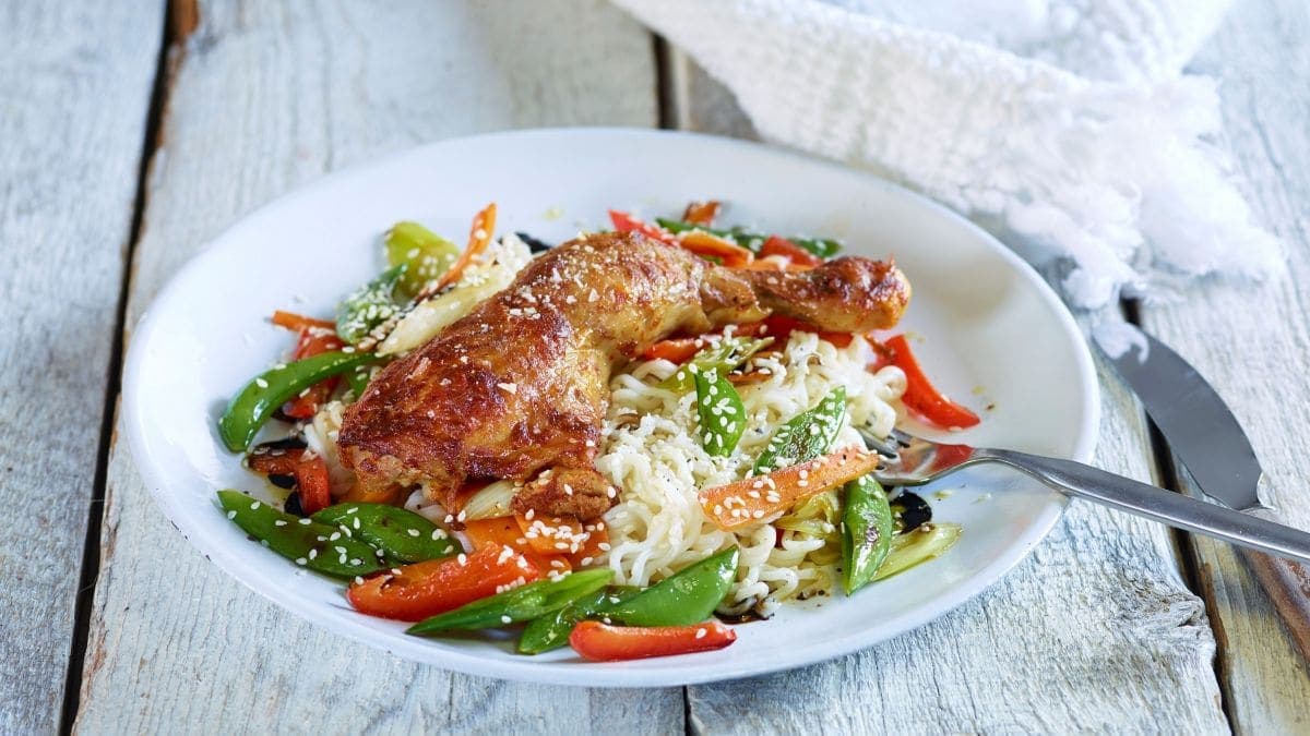 Next ImageOvnsstekte kyllinglår med nudel-wok