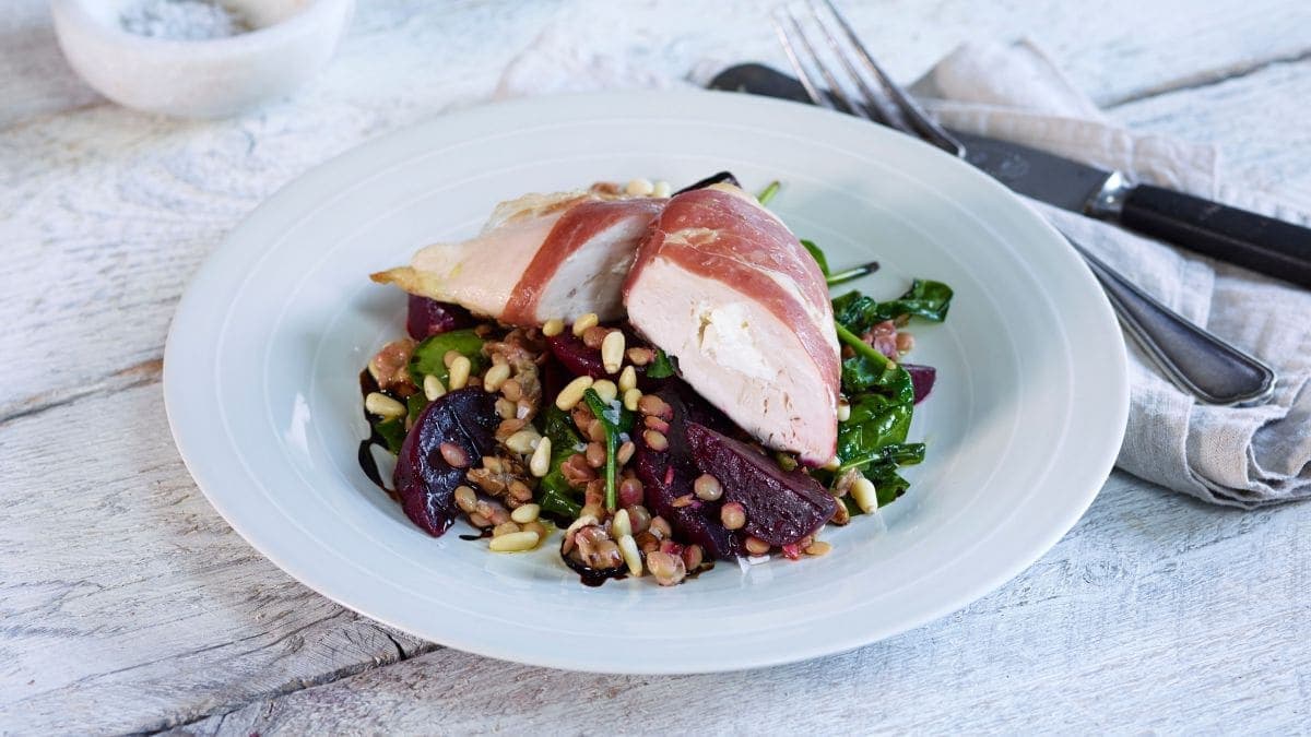Next ImageFylte kyllingbryst med feta og bakt rødbetesalat