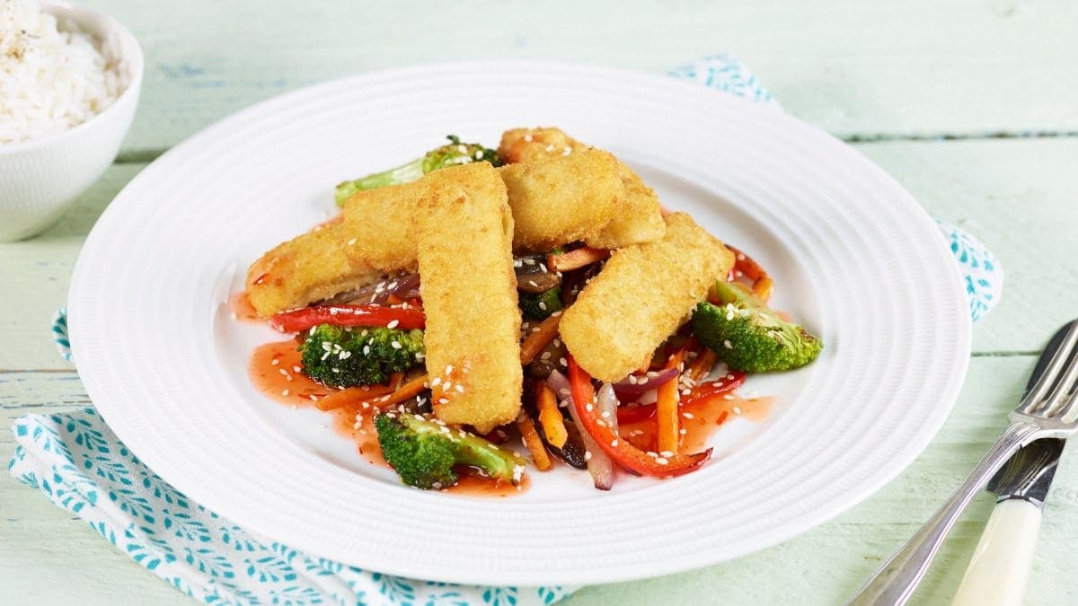 Fiskepinner med wokede grønnsaker