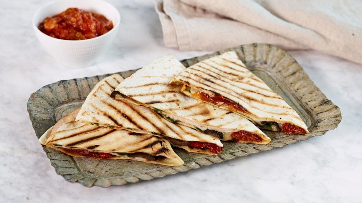 Quesadilla med røkt skinke og soltørket tomat